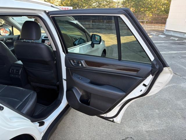 レガシィアウトバック ベースグレード　・ワンオーナー・レザーシート・夏冬タイヤ付き・純正ナビ・フルセグＴＶ・バックカメラ・衝突軽減ブレーキ・クルーズコントロール・Ｂｌｕｅｔｏｏｔｈ・パドルシフト・パワーシート・シートヒーター・ＥＴＣ（19枚目）