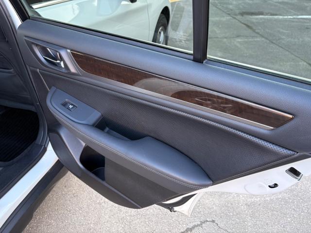 レガシィアウトバック ベースグレード　・ワンオーナー・レザーシート・夏冬タイヤ付き・純正ナビ・フルセグＴＶ・バックカメラ・衝突軽減ブレーキ・クルーズコントロール・Ｂｌｕｅｔｏｏｔｈ・パドルシフト・パワーシート・シートヒーター・ＥＴＣ（20枚目）