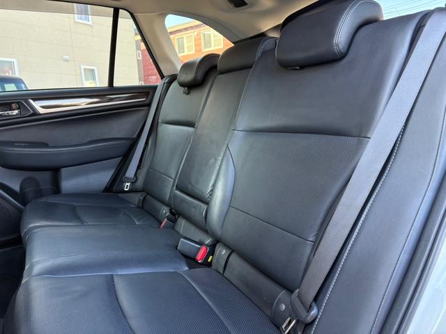 レガシィアウトバック ベースグレード　・ワンオーナー・レザーシート・夏冬タイヤ付き・純正ナビ・フルセグＴＶ・バックカメラ・衝突軽減ブレーキ・クルーズコントロール・Ｂｌｕｅｔｏｏｔｈ・パドルシフト・パワーシート・シートヒーター・ＥＴＣ（44枚目）