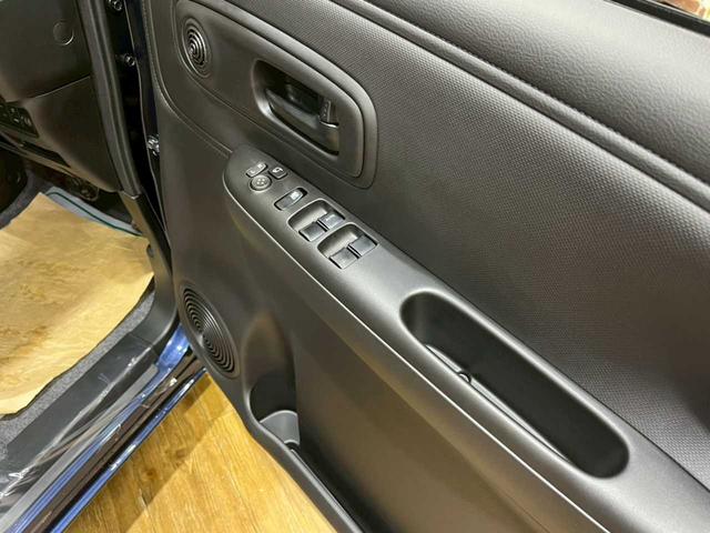 ワゴンＲスマイル ハイブリッドＳ　２トーンルーフパッケージ装着車　４ＷＤ　全方位カメラ付きナビ　ＤＶＤ・ＣＤ　助手席側電動スライドドア　アイドリングストップ　両席シートヒーター　スマートキー　プッシュスタート　オートライトシステム（25枚目）