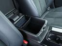 運転席と助手席の間にはコンソールボックスが備わっており、蓋はそのままアームレストとして活用することが可能☆内部はちょっとした小物入れにも使用できます☆