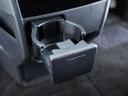 インパネ下部には収納式のドリンクホルダー部も備わっております!