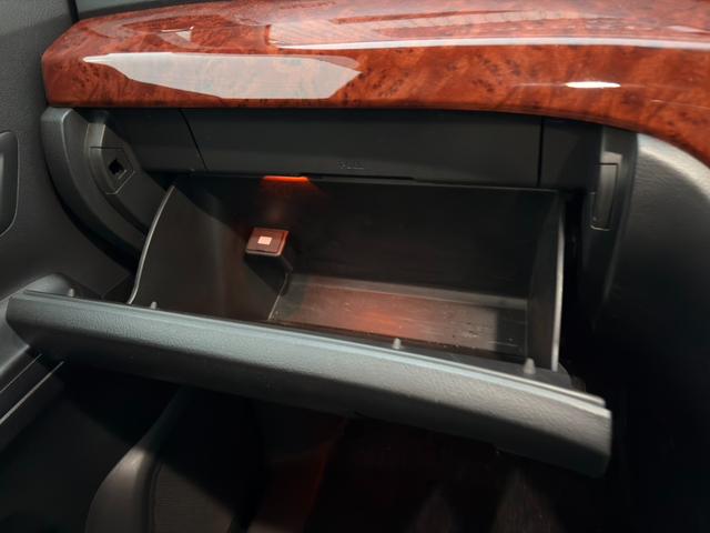 ヴェルファイア ２．４Ｚ　プラチナムセレクション　４ＷＤ・７人乗り・両側電動パワースライドドア・ＥＴＣ・ＨＩＤヘットライト・オットマンパワーバックドア・フリップダウンモニター・社外ナビ・ＴＶ・車検整備付き（49枚目）