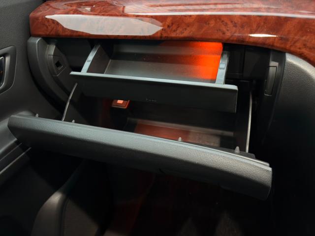 ヴェルファイア ２．４Ｚ　プラチナムセレクション　４ＷＤ・７人乗り・両側電動パワースライドドア・ＥＴＣ・ＨＩＤヘットライト・オットマンパワーバックドア・フリップダウンモニター・社外ナビ・ＴＶ・車検整備付き（50枚目）