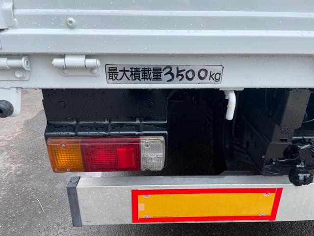 デュトロ 　３．５トン５段クレーン　ワイドロング　ラジコン　フックイン　荷台・クレーン・下廻り塗装済み　フル装備　６ＭＴ　走行１１．２万キロ　検令和８年４月　荷台４ｍ３７ｃｍ×２ｍ１０ｃｍ（15枚目）