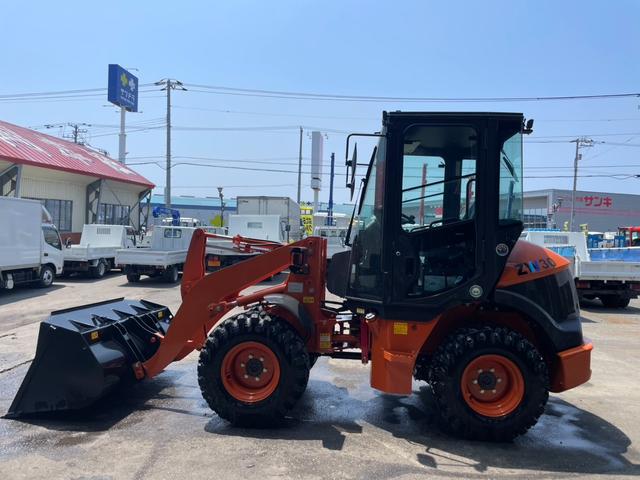 日本 　タイヤショベル　ＺＷ３０－５Ｂ　０．４立米　バケット幅１６９ｃｍ　使用時間５時間　スノータイヤ装着　ダブルヒーター仕様　ＡＭ／ＦＭラジオ　ＵＳＢ　Ｂｌｕｅｔｏｏｔｈ（3枚目）