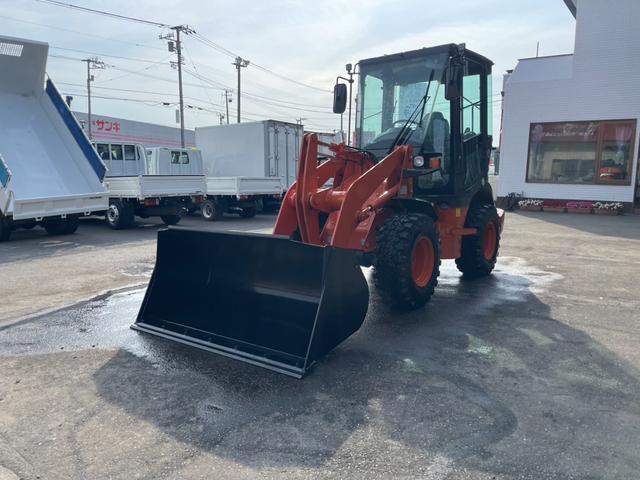 日本 タイヤショベル ZW30-5B 0.4立米 バケット幅169cm 使用時間16時間 スノータイヤ装着 ダブルヒーター仕様 AM/FMラジオ USB Bluetooth(3枚目)