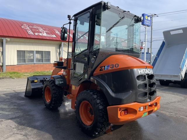 日本 タイヤショベル ZW30-5B 0.4立米 バケット幅169cm 使用時間16時間 スノータイヤ装着 ダブルヒーター仕様 AM/FMラジオ USB Bluetooth(5枚目)