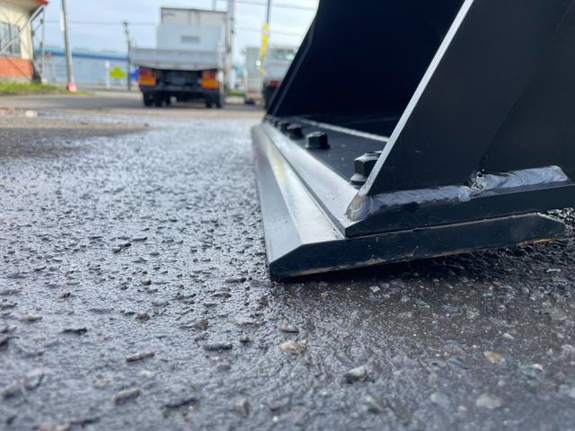 日本 タイヤショベル ZW30-5B 0.4立米 バケット幅169cm 使用時間16時間 スノータイヤ装着 ダブルヒーター仕様 AM/FMラジオ USB Bluetooth(13枚目)