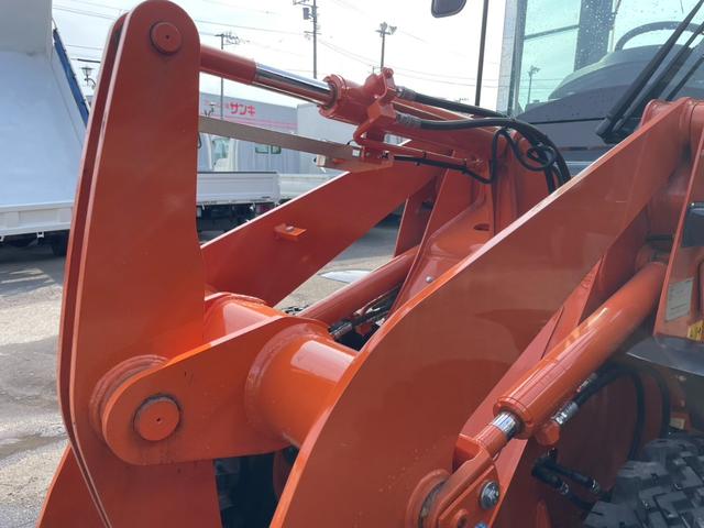 日本 タイヤショベル ZW30-5B 0.4立米 バケット幅169cm 使用時間16時間 スノータイヤ装着 ダブルヒーター仕様 AM/FMラジオ USB Bluetooth(19枚目)