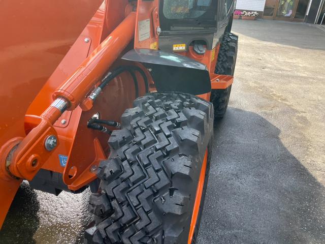 日本 タイヤショベル ZW30-5B 0.4立米 バケット幅169cm 使用時間16時間 スノータイヤ装着 ダブルヒーター仕様 AM/FMラジオ USB Bluetooth(20枚目)