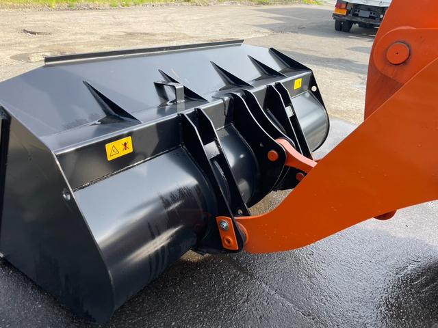 日本 タイヤショベル ZW30-5B 0.4立米 バケット幅169cm 使用時間16時間 スノータイヤ装着 ダブルヒーター仕様 AM/FMラジオ USB Bluetooth(24枚目)