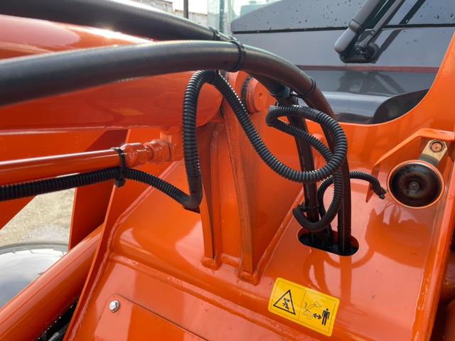 日本 タイヤショベル ZW30-5B 0.4立米 バケット幅169cm 使用時間16時間 スノータイヤ装着 ダブルヒーター仕様 AM/FMラジオ USB Bluetooth(25枚目)