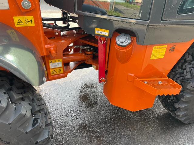 日本 タイヤショベル ZW30-5B 0.4立米 バケット幅169cm 使用時間16時間 スノータイヤ装着 ダブルヒーター仕様 AM/FMラジオ USB Bluetooth(26枚目)