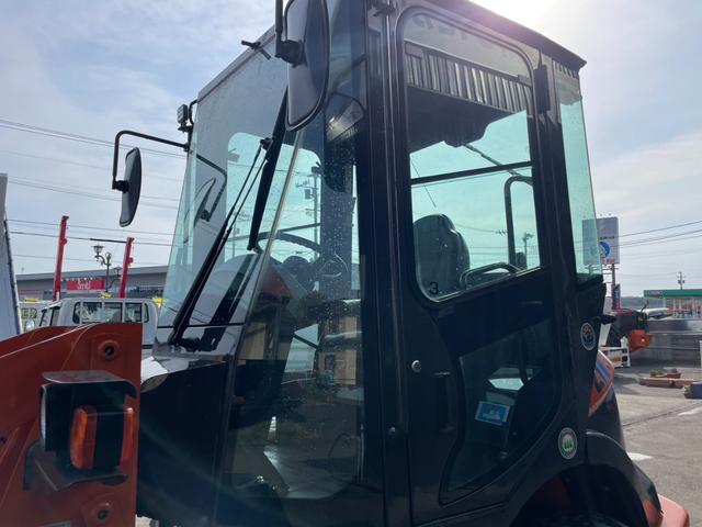 日本 タイヤショベル ZW30-5B 0.4立米 バケット幅169cm 使用時間16時間 スノータイヤ装着 ダブルヒーター仕様 AM/FMラジオ USB Bluetooth(28枚目)