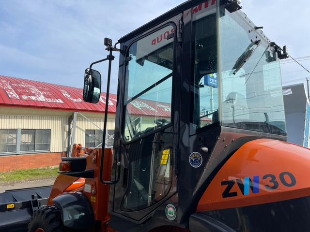 日本 タイヤショベル ZW30-5B 0.4立米 バケット幅169cm 使用時間16時間 スノータイヤ装着 ダブルヒーター仕様 AM/FMラジオ USB Bluetooth(29枚目)