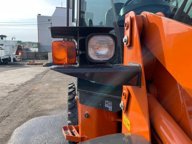 日本 タイヤショベル ZW30-5B 0.4立米 バケット幅169cm 使用時間16時間 スノータイヤ装着 ダブルヒーター仕様 AM/FMラジオ USB Bluetooth(35枚目)