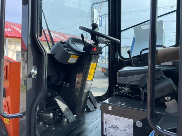 日本 タイヤショベル ZW30-5B 0.4立米 バケット幅169cm 使用時間16時間 スノータイヤ装着 ダブルヒーター仕様 AM/FMラジオ USB Bluetooth(39枚目)