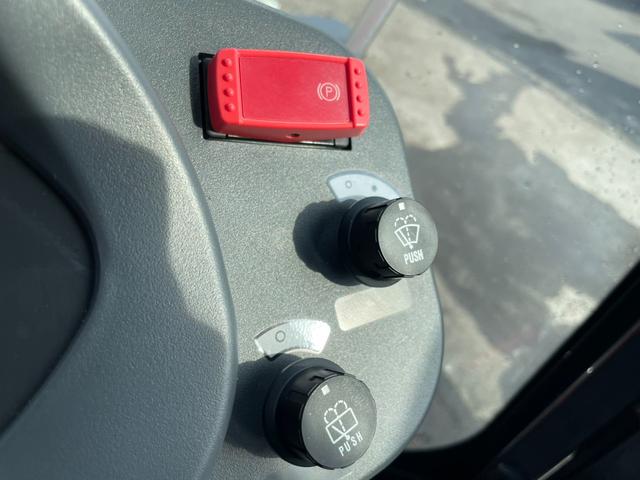 日本 タイヤショベル ZW30-5B 0.4立米 バケット幅169cm 使用時間16時間 スノータイヤ装着 ダブルヒーター仕様 AM/FMラジオ USB Bluetooth(44枚目)