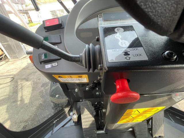 日本 タイヤショベル ZW30-5B 0.4立米 バケット幅169cm 使用時間16時間 スノータイヤ装着 ダブルヒーター仕様 AM/FMラジオ USB Bluetooth(45枚目)