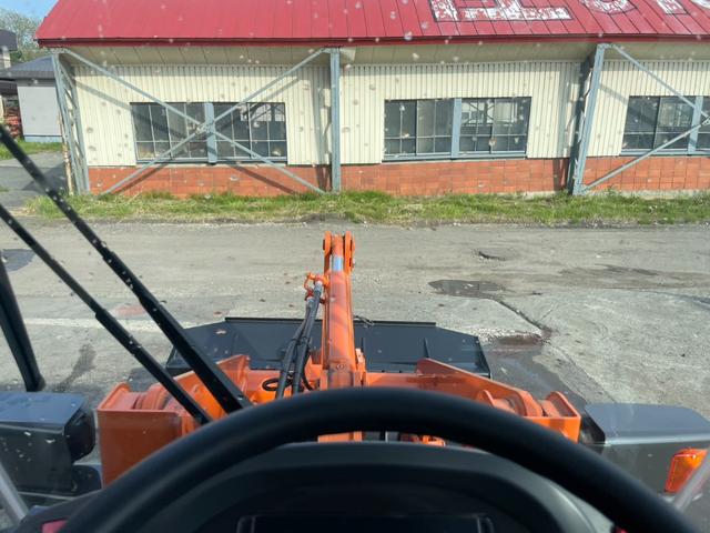 日本 タイヤショベル ZW30-5B 0.4立米 バケット幅169cm 使用時間16時間 スノータイヤ装着 ダブルヒーター仕様 AM/FMラジオ USB Bluetooth(50枚目)