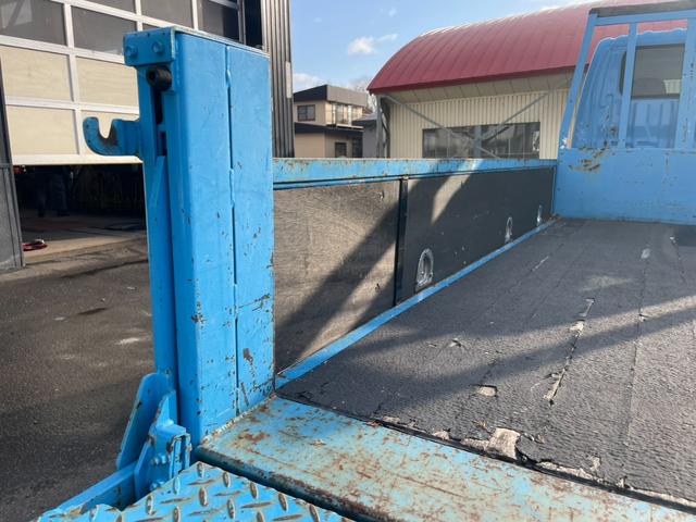 ダイナトラック 　２トンＷキャブロング　新明和　垂直パワーゲート　パワステ　エアコン　５ＭＴ　車検１年付　走行１３．９万キロ　荷台３ｍ３０ｃｍ×１ｍ８０ｃｍ（22枚目）