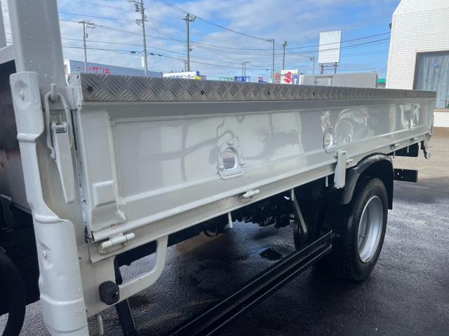 デュトロ 　２トン３段クレーン　ラジコン　４ＷＤ　フル装備　５ＭＴ　エコモード　アシストアイドル　ＡＢＳ　エアバック　ディーゼル　荷台３ｍ４７ｃｍ×１ｍ６９ｃｍ（13枚目）