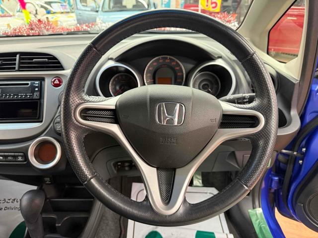 フィット Ｌ　４ＷＤ　ＥＴＣ　アルミホイール　ＨＩＤ　スマートキー　電動格納ミラー　ＡＴ　盗難防止システム　衝突安全ボディ　ＡＢＳ　ＣＤ　ミュージックプレイヤー接続可　エアコン　パワーステアリング　パワーウィンドウ（2枚目）