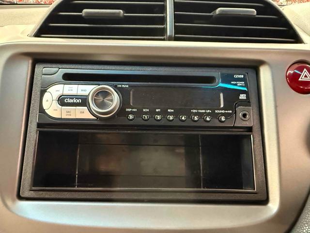 フィット Ｌ　４ＷＤ　ＥＴＣ　アルミホイール　ＨＩＤ　スマートキー　電動格納ミラー　ＡＴ　盗難防止システム　衝突安全ボディ　ＡＢＳ　ＣＤ　ミュージックプレイヤー接続可　エアコン　パワーステアリング　パワーウィンドウ（3枚目）