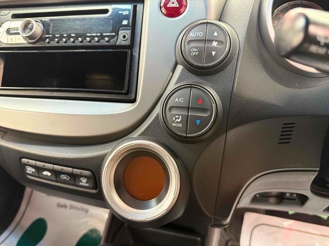 フィット Ｌ　４ＷＤ　ＥＴＣ　アルミホイール　ＨＩＤ　スマートキー　電動格納ミラー　ＡＴ　盗難防止システム　衝突安全ボディ　ＡＢＳ　ＣＤ　ミュージックプレイヤー接続可　エアコン　パワーステアリング　パワーウィンドウ（4枚目）
