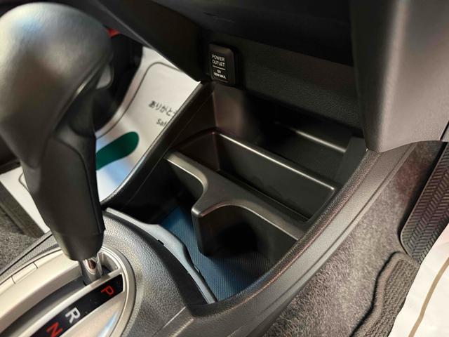 フィット Ｌ　４ＷＤ　ＥＴＣ　アルミホイール　ＨＩＤ　スマートキー　電動格納ミラー　ＡＴ　盗難防止システム　衝突安全ボディ　ＡＢＳ　ＣＤ　ミュージックプレイヤー接続可　エアコン　パワーステアリング　パワーウィンドウ（5枚目）