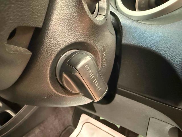 フィット Ｌ　４ＷＤ　ＥＴＣ　アルミホイール　ＨＩＤ　スマートキー　電動格納ミラー　ＡＴ　盗難防止システム　衝突安全ボディ　ＡＢＳ　ＣＤ　ミュージックプレイヤー接続可　エアコン　パワーステアリング　パワーウィンドウ（6枚目）