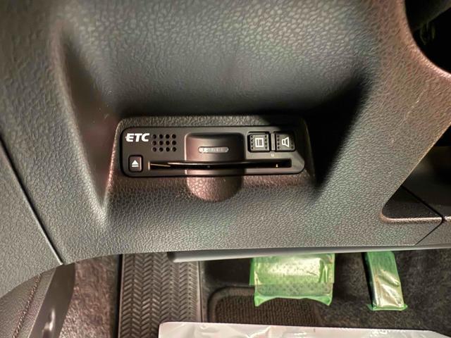 フィット Ｌ　４ＷＤ　ＥＴＣ　アルミホイール　ＨＩＤ　スマートキー　電動格納ミラー　ＡＴ　盗難防止システム　衝突安全ボディ　ＡＢＳ　ＣＤ　ミュージックプレイヤー接続可　エアコン　パワーステアリング　パワーウィンドウ（7枚目）