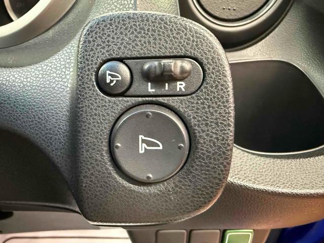 フィット Ｌ　４ＷＤ　ＥＴＣ　アルミホイール　ＨＩＤ　スマートキー　電動格納ミラー　ＡＴ　盗難防止システム　衝突安全ボディ　ＡＢＳ　ＣＤ　ミュージックプレイヤー接続可　エアコン　パワーステアリング　パワーウィンドウ（9枚目）