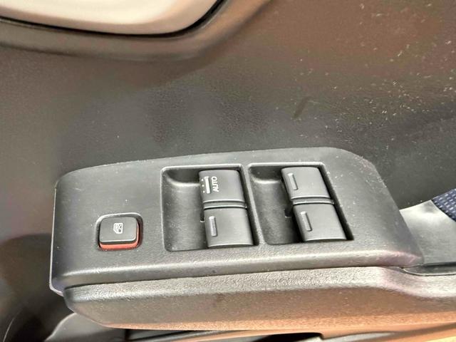 フィット Ｌ　４ＷＤ　ＥＴＣ　アルミホイール　ＨＩＤ　スマートキー　電動格納ミラー　ＡＴ　盗難防止システム　衝突安全ボディ　ＡＢＳ　ＣＤ　ミュージックプレイヤー接続可　エアコン　パワーステアリング　パワーウィンドウ（10枚目）