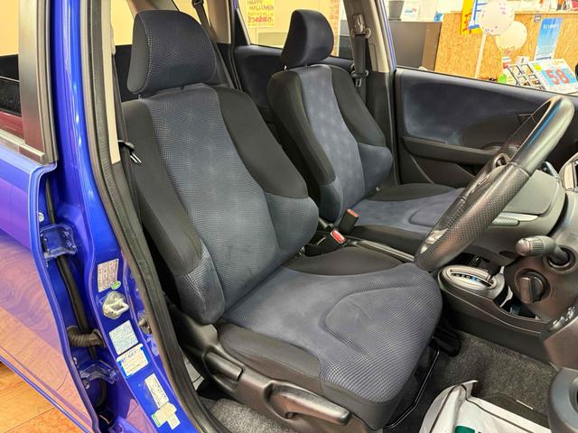 フィット Ｌ　４ＷＤ　ＥＴＣ　アルミホイール　ＨＩＤ　スマートキー　電動格納ミラー　ＡＴ　盗難防止システム　衝突安全ボディ　ＡＢＳ　ＣＤ　ミュージックプレイヤー接続可　エアコン　パワーステアリング　パワーウィンドウ（11枚目）