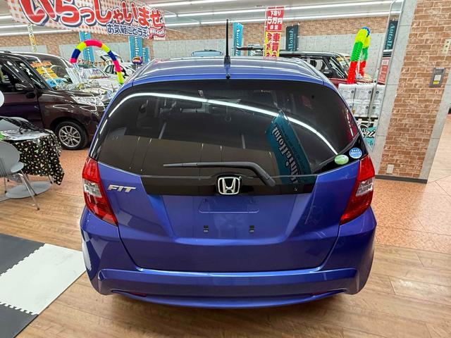 フィット Ｌ　４ＷＤ　ＥＴＣ　アルミホイール　ＨＩＤ　スマートキー　電動格納ミラー　ＡＴ　盗難防止システム　衝突安全ボディ　ＡＢＳ　ＣＤ　ミュージックプレイヤー接続可　エアコン　パワーステアリング　パワーウィンドウ（16枚目）