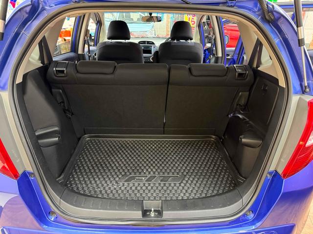 フィット Ｌ　４ＷＤ　ＥＴＣ　アルミホイール　ＨＩＤ　スマートキー　電動格納ミラー　ＡＴ　盗難防止システム　衝突安全ボディ　ＡＢＳ　ＣＤ　ミュージックプレイヤー接続可　エアコン　パワーステアリング　パワーウィンドウ（18枚目）