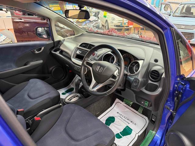 フィット Ｌ　４ＷＤ　ＥＴＣ　アルミホイール　ＨＩＤ　スマートキー　電動格納ミラー　ＡＴ　盗難防止システム　衝突安全ボディ　ＡＢＳ　ＣＤ　ミュージックプレイヤー接続可　エアコン　パワーステアリング　パワーウィンドウ（30枚目）