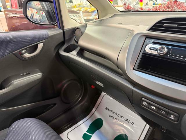 フィット Ｌ　４ＷＤ　ＥＴＣ　アルミホイール　ＨＩＤ　スマートキー　電動格納ミラー　ＡＴ　盗難防止システム　衝突安全ボディ　ＡＢＳ　ＣＤ　ミュージックプレイヤー接続可　エアコン　パワーステアリング　パワーウィンドウ（34枚目）