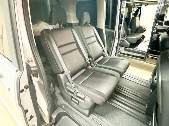 セレナ ハイウェイスター　４ＷＤ　１年保証付　純正ナビ　アラウンドビューカメラ　後席モニター　両側パワースライド　アイドリングストップ　クルーズコントロール　プッシュスタート　オートライト（4枚目）