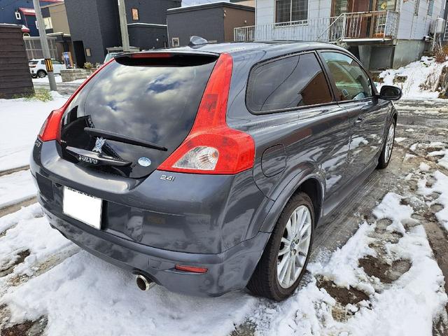 Ｃ３０ ２．４ｉ　ＳＥ　サンルーフ　ナビ　バックカメラ　夏冬タイヤ付き　シートヒーター（5枚目）