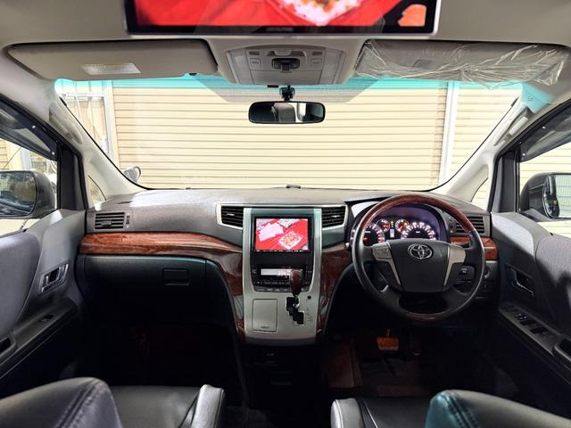 ヴェルファイア ２．４Ｚ　プラチナセレクションＩＩ　４ＷＤ　アルパイン８インチナビ　アルパイン１０，２インチフリップダウンモニター　本州仕入　フルセグＴＶ　フロント＆サイド＆バックカメラ　両側パワースライドドア　パワーバックドア　クラッツィオ革調カバー（21枚目）