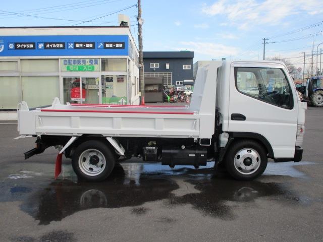 キャンター 全低床ダンプ　外装オールペイント済み　５ＭＴ３ペダル　車両総重量５．０ｔ未満　４ナンバー　エアコン　パワステ　パワーウィンドウ　ＡＢＳ　運転席エアバック　荷台内寸長さ３０５ｃｍ幅１６０ｃｍ高さ３２ｃｍ　ＥＴＣ（4枚目）