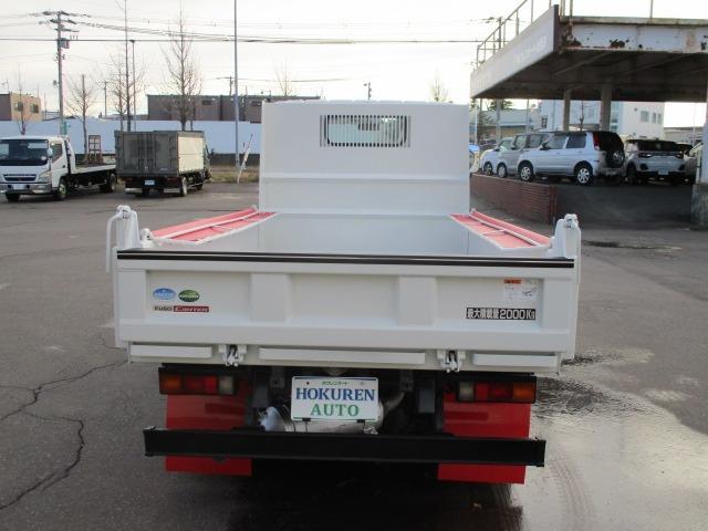 キャンター 全低床ダンプ　外装オールペイント済み　５ＭＴ３ペダル　車両総重量５．０ｔ未満　４ナンバー　エアコン　パワステ　パワーウィンドウ　ＡＢＳ　運転席エアバック　荷台内寸長さ３０５ｃｍ幅１６０ｃｍ高さ３２ｃｍ　ＥＴＣ（6枚目）