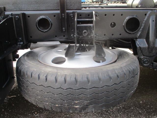 キャンター 全低床ダンプ　外装オールペイント済み　５ＭＴ３ペダル　車両総重量５．０ｔ未満　４ナンバー　エアコン　パワステ　パワーウィンドウ　ＡＢＳ　運転席エアバック　荷台内寸長さ３０５ｃｍ幅１６０ｃｍ高さ３２ｃｍ　ＥＴＣ（17枚目）