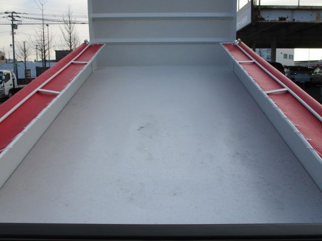 キャンター 全低床ダンプ　外装オールペイント済み　５ＭＴ３ペダル　車両総重量５．０ｔ未満　４ナンバー　エアコン　パワステ　パワーウィンドウ　ＡＢＳ　運転席エアバック　荷台内寸長さ３０５ｃｍ幅１６０ｃｍ高さ３２ｃｍ　ＥＴＣ（31枚目）