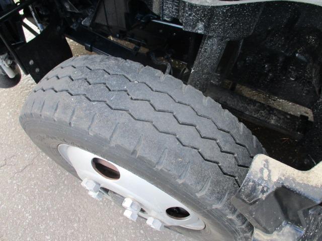 キャンター 全低床ダンプ　外装オールペイント済み　５ＭＴ３ペダル　車両総重量５．０ｔ未満　４ナンバー　エアコン　パワステ　パワーウィンドウ　ＡＢＳ　運転席エアバック　荷台内寸長さ３０５ｃｍ幅１６０ｃｍ高さ３２ｃｍ　ＥＴＣ（43枚目）