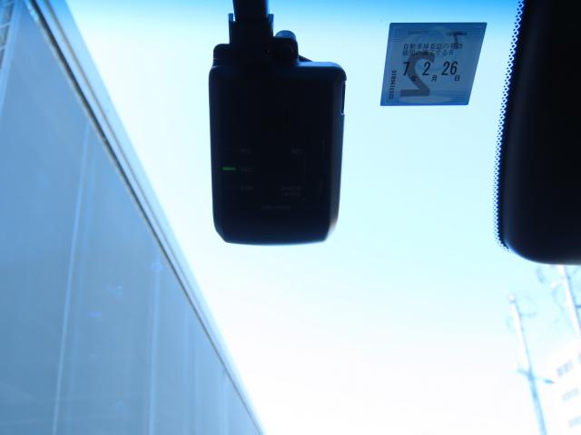 フィット ホーム　サポカーＳナビドラレコ４ＷＤ　ＥＴＣ　バックカメラ　フルセグ　オートクルーズコントロール　アイドリングストップ　衝突防止システム　ＬＥＤヘッドランプ　スマートキー　横滑り防止装置　エアバッグ　エアコン（4枚目）