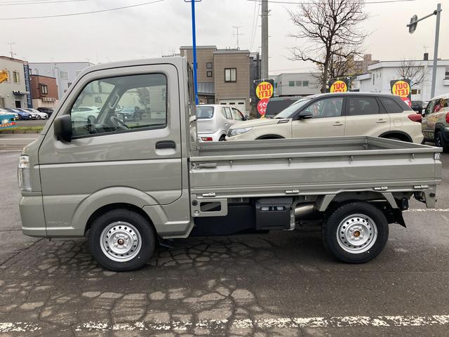 キャリイトラック ＫＣエアコン・パワステ　７型　パートタイム４ＷＤ　別途当社パックで快適に　ラジオ付き　ハロゲンヘッドランプ　アイドリングストップ　リヤパーキングセンサー　キーレスエントリー　横滑り防止　マニュアルエアコン（6枚目）